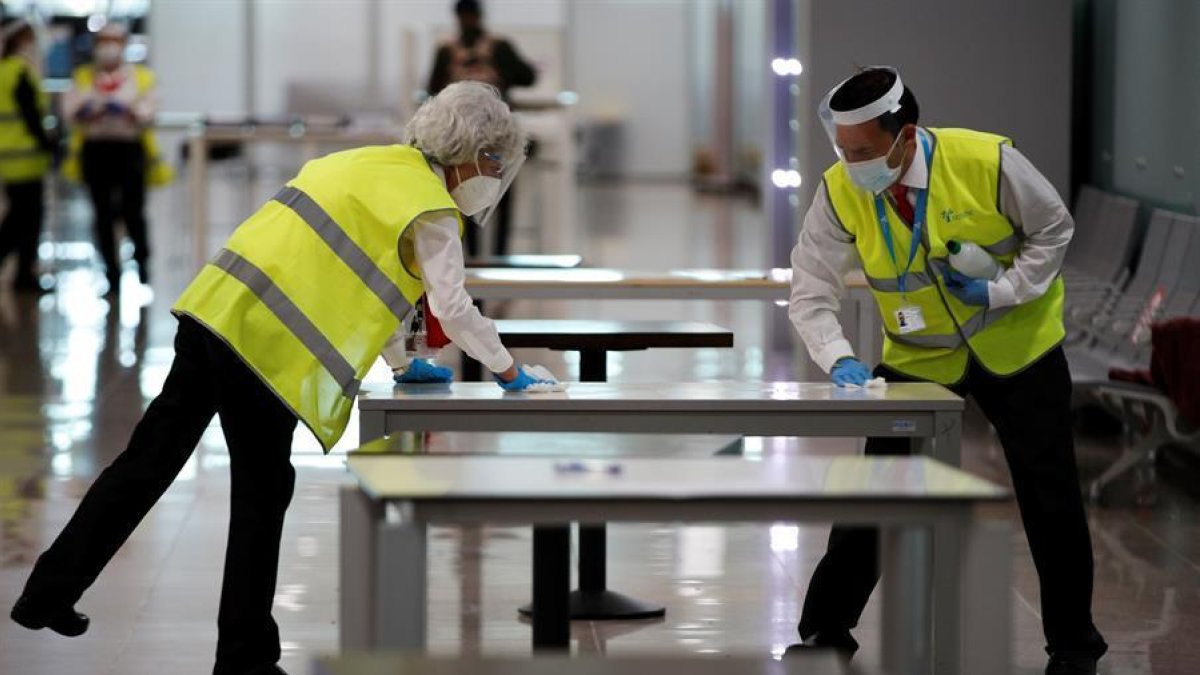 Les instal·lacions de l'Aeroport Josep Tarradellas-El Prat de Barcelona s'adapten per a aplicar el nou protocol de seguretat.