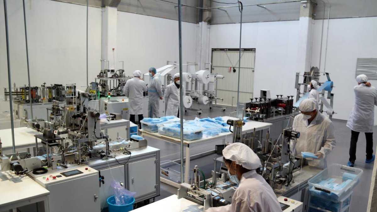 Imagen de la fábrica de mascarillas quirúrgicas que se ha puesto en marcha en Tortosa.