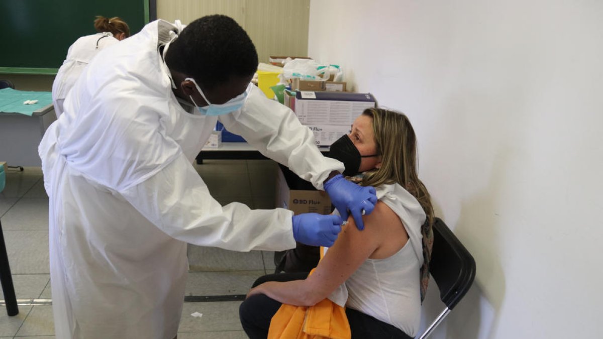 Una dona rebent la primera dosi de la vacuna d'AstraZeneca