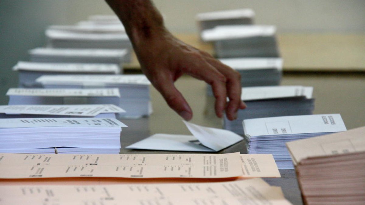 Una mano en medio de boletos en el Congreso y el Senado en las elecciones del 26-J.