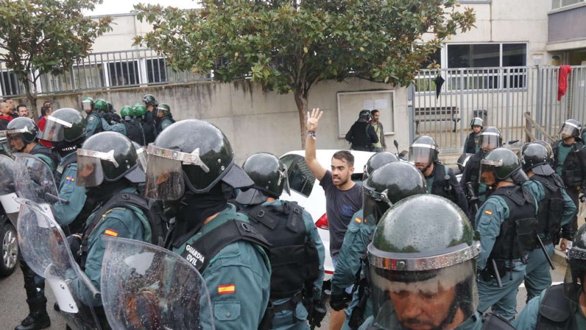 Agentes de la Guardia Civil actuando contra el referéndum en Sant Cebrià de Vallalta.
