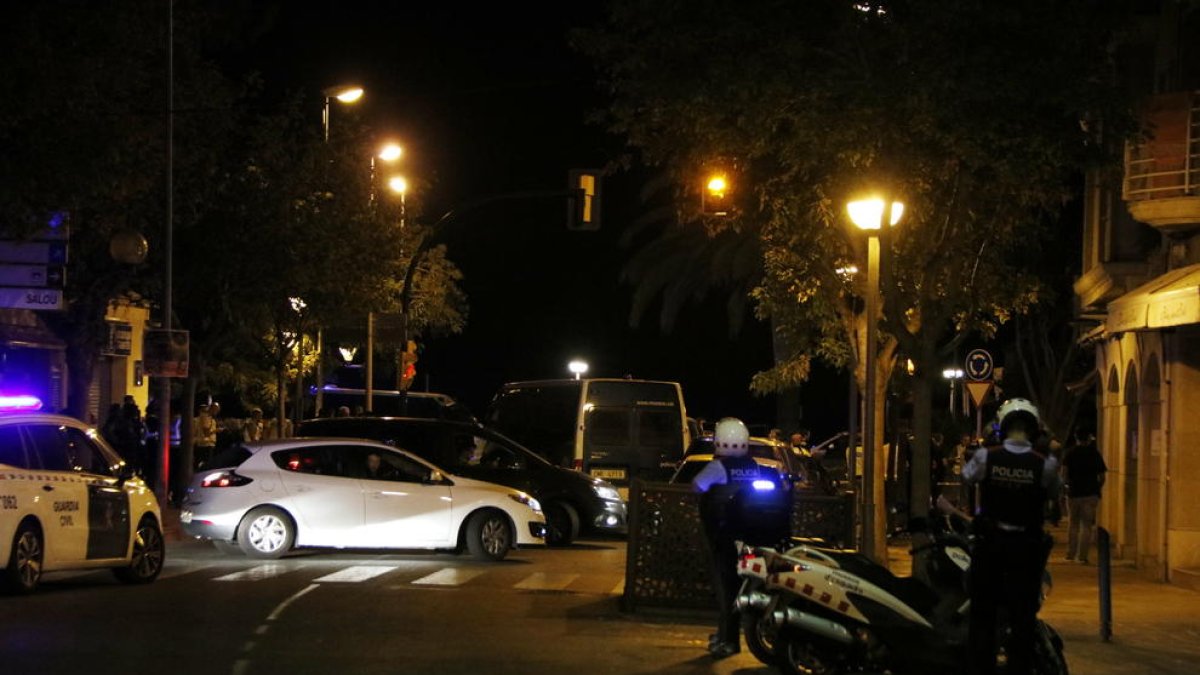 Despliegue policial en el cruce de la Rambla Jaume I de Cambrils y el paseo marítimo, el 18 de agosto del 2017.