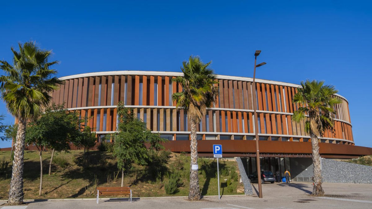 La façana del Palau d'Esports de l'Anella Mediterrània de Campclar.