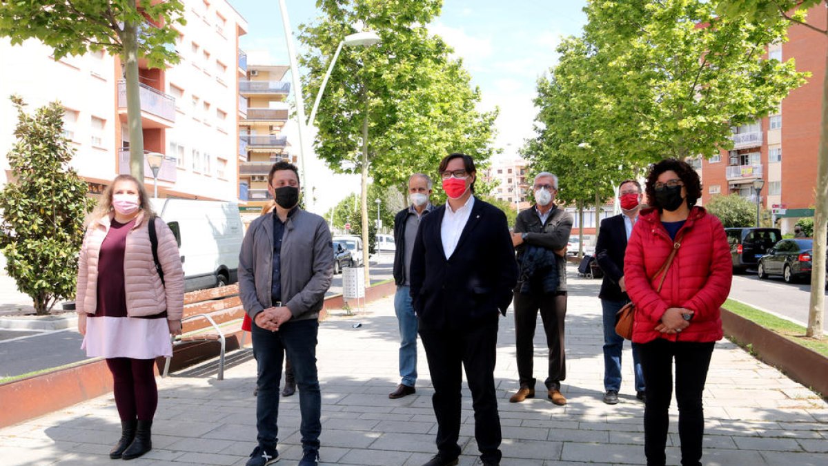 El candidat del PSC a la presidència de la Generalitat, Salvador Illa, acompanyat de diputats i membres del partit, durant la visita al barri de Campclar de Tarragona.