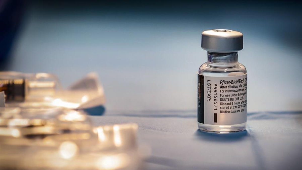 Un vial de la vacuna Pfizer/BioNTech.
