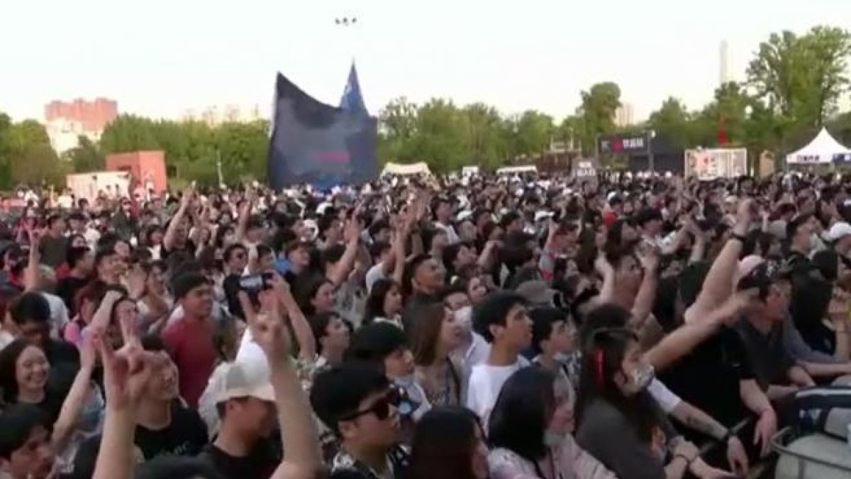 Miles de jóvenes asisten al Festival de Música de la Fresa en Wuhan sin mascarilla ni distancia de seguridad.