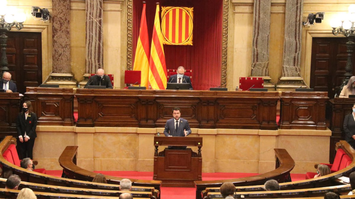 Plano general del hemiciclo del Parlamento con el vicepresidente del Gobierno con funciones de presidente, Pere Aragonès, en el centro.