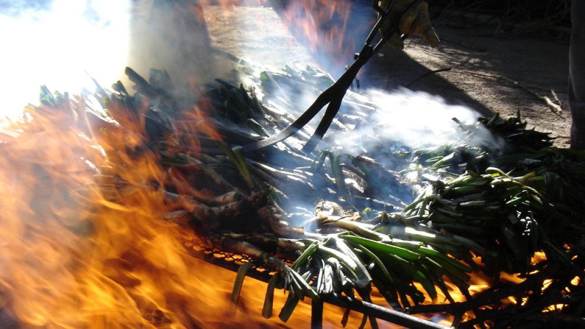 Los calçots cocidos y preparados para llevar en casa se han convertido en una alternativa en plena pandemia.