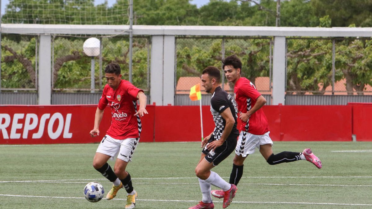 Karim L'Koucha, durante el enfrentamiento que enfrentó a CF Pobla de Mafumet y Horta hace dos jornadas, en territorio pobletano.