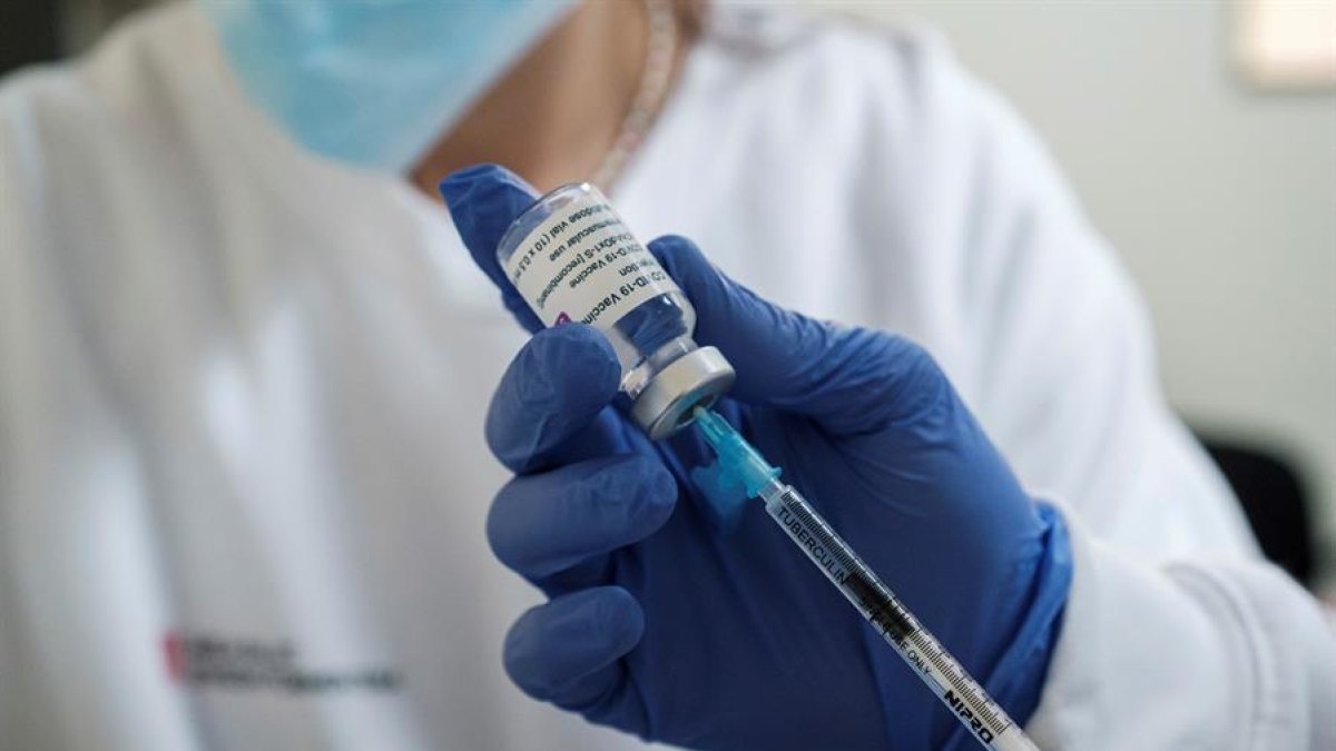Els sanitaris es preparen per a administrar la primera dosi de la vacuna AstraZeneca.