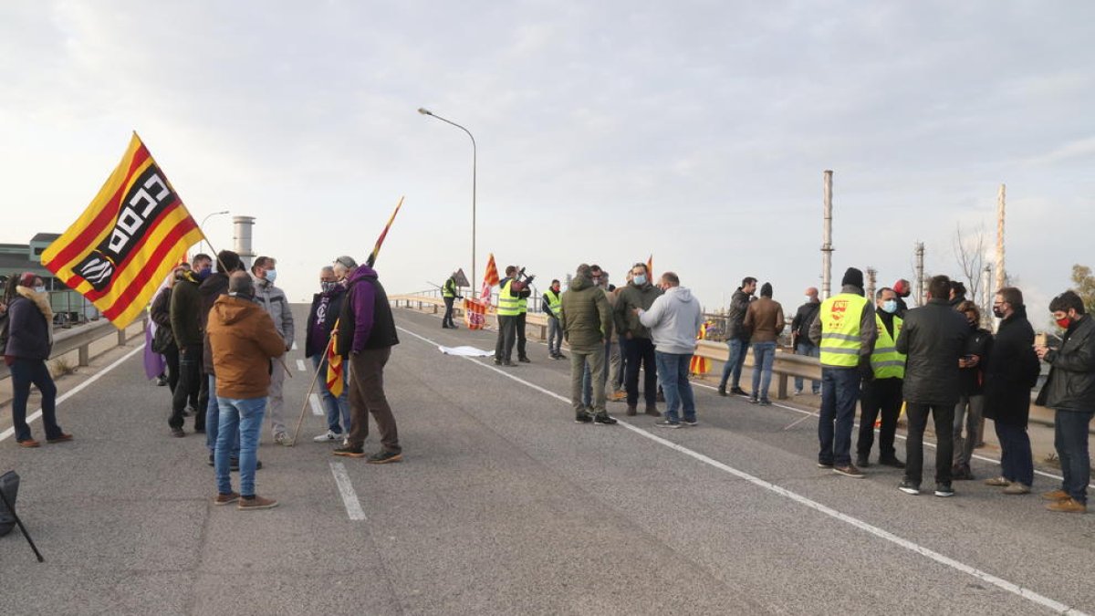 Un grup de treballadors d'IQOXE concentrats a l'entrada de l'empresa durant la jornada de vaga.