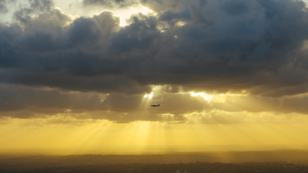 Los rayos del Sol penetran por las nubes.