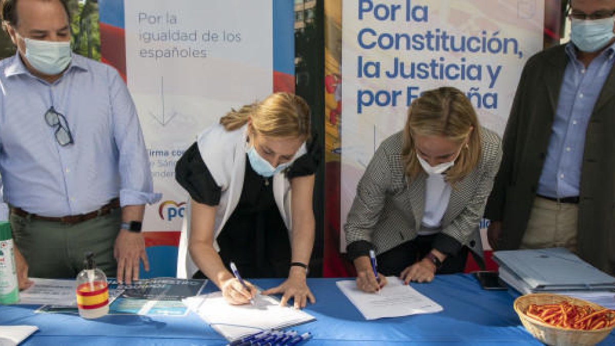 Imatge de dirigents del PP signant a la taula instal·lada davant la seva seu de Gènova.