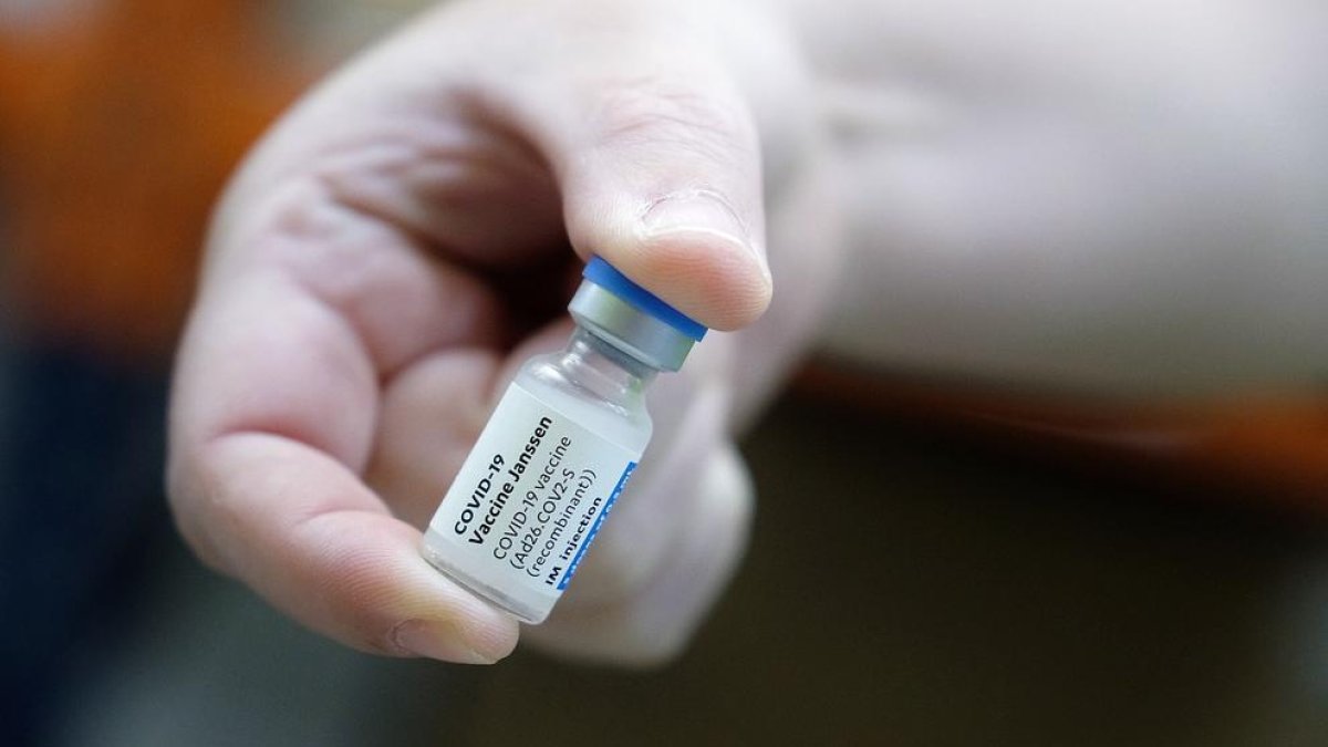 Una mano sujetando un vial de la vacuna de Janssen contra la covid-19.