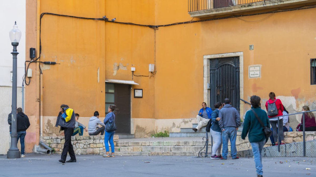 Un grup de gent esperant per recollir menjar a Càritas, en una imatge d'arxiu.