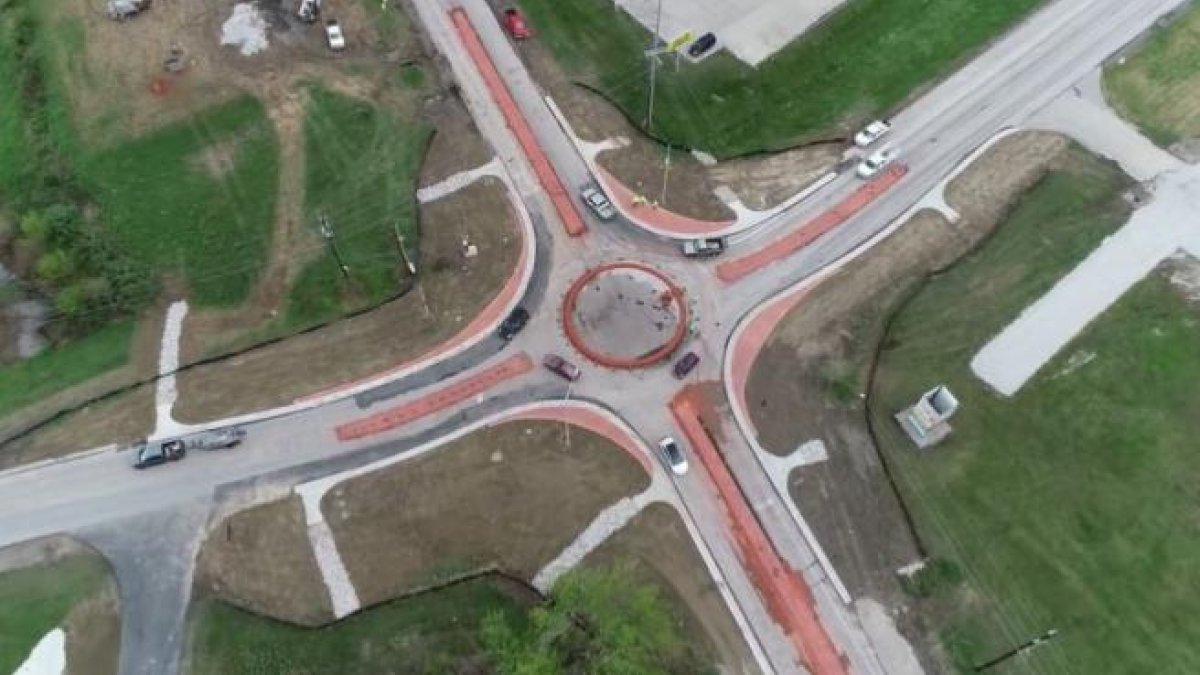 Diversos conductors prenen la rotonda de forma equivocada en un poble de Kentucky.