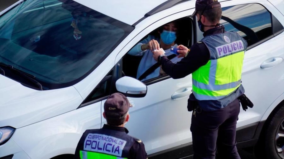 Agents del Cos de Policia Nacional realitzen un control.