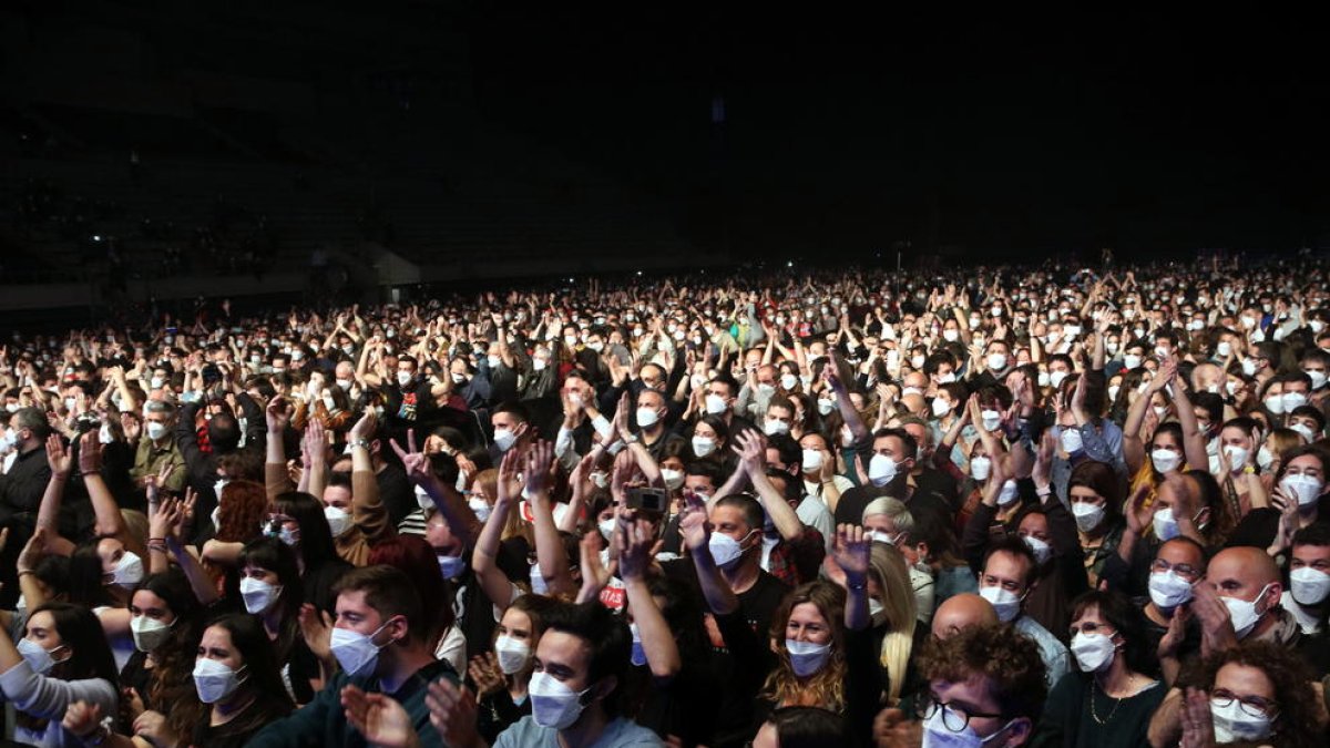 El públic del concert pilot de Love of Lesbian al Palau Sant Jordi durant l'actuació.