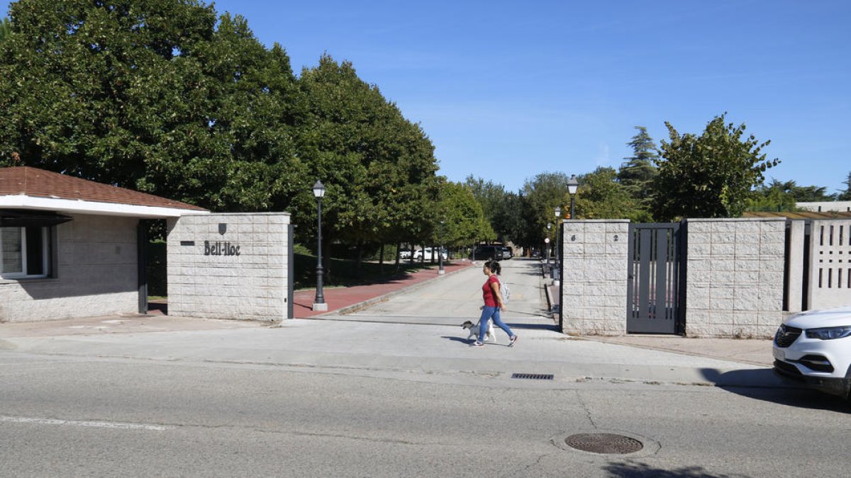 Plano abierto de la entrada de la escuela Bell-lloc de Gerona.