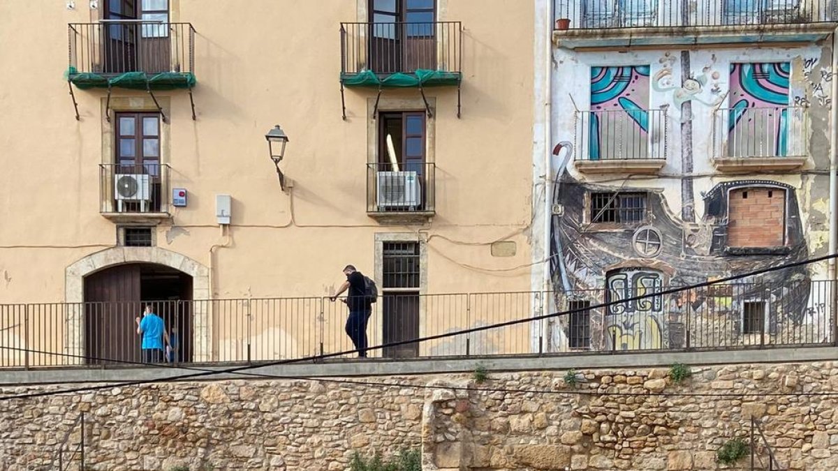 Imatge de la pintada que va aparèixer ahir al matí a les noves grades de la plaça Sedassos.