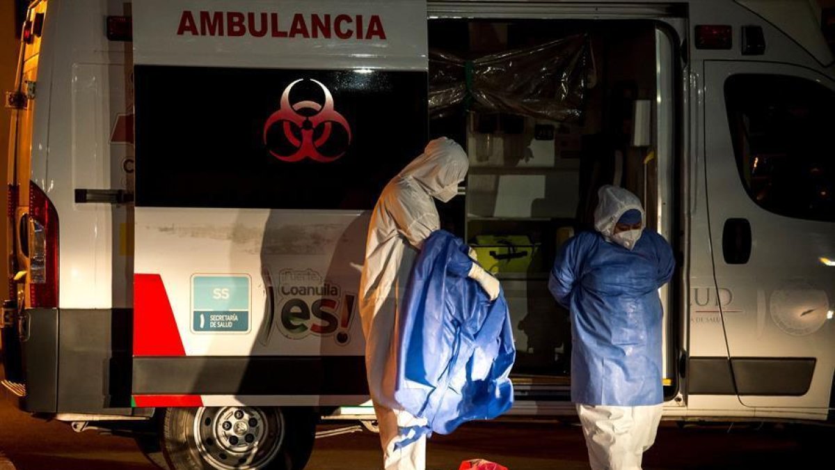 Treballadors sanitaris es preparen a l'Hospital General de Zona, a la ciutat de Saltillo (Mèxic).