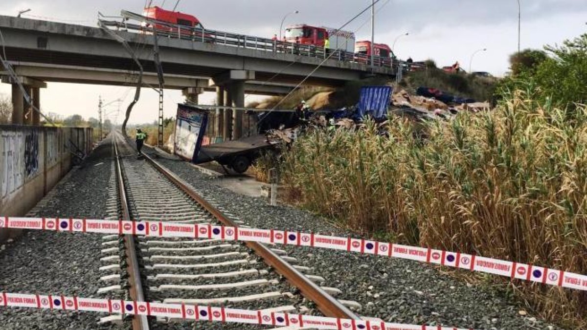 El camión accidentado sobre las vías del tren en Tafalla