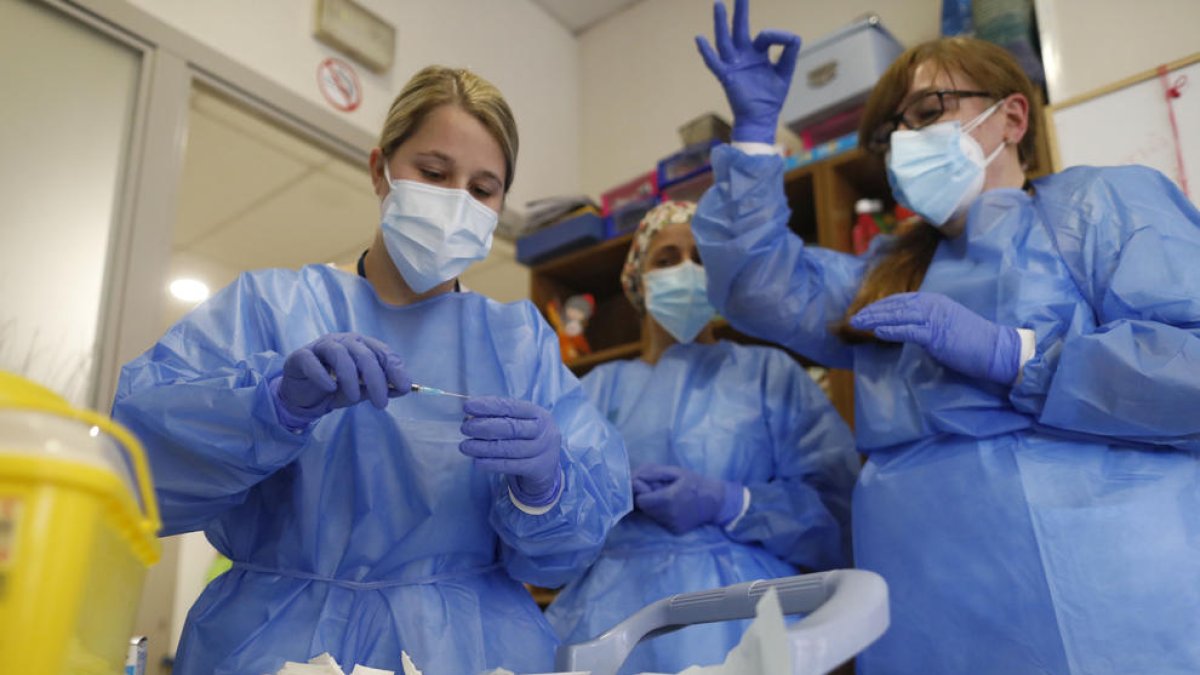 Tres infermeres de Salut preparant la vacuna contra el coronavirus a la residència de Sant Oleguer de Blanes