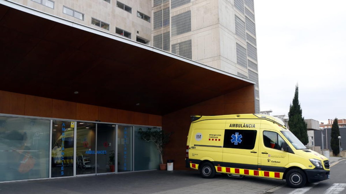 Una ambulància estacionada a l'àrea d'Urgències de l'Hospital Joan XXIII de Tarragona.