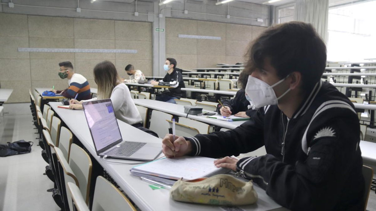 Alumnes de primer curs de grau de la facultat d'Economia de la URV, en el primer dia de classes presencials del segon quadrimestre.