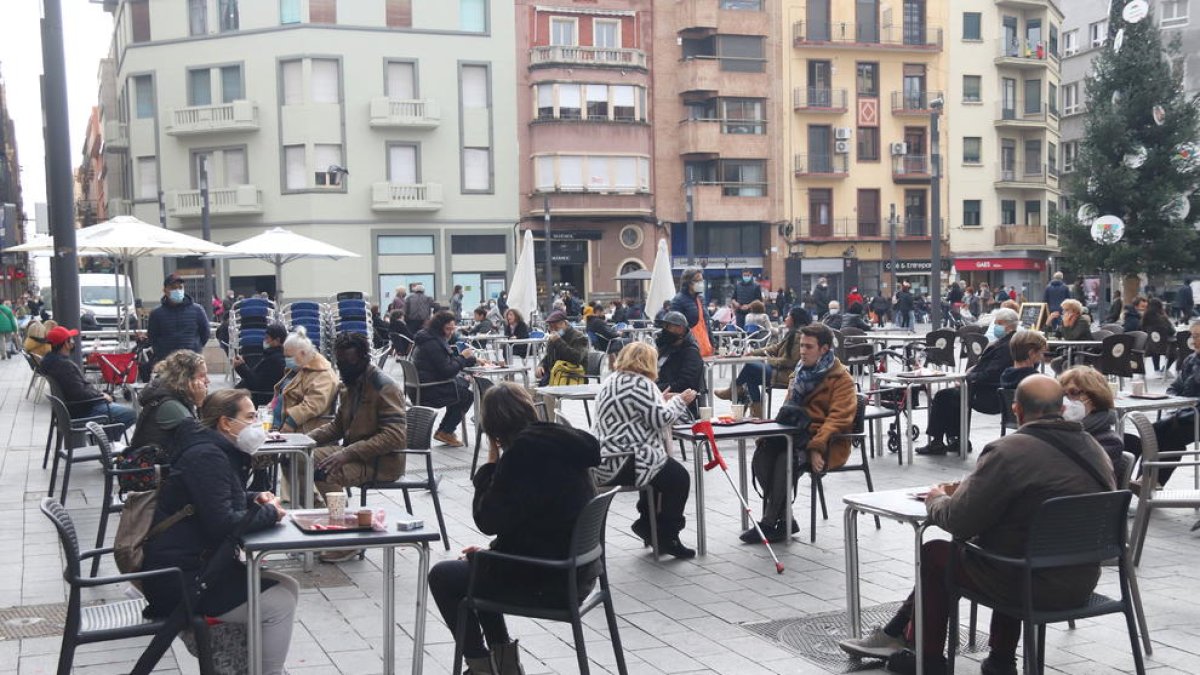 La plaza Corsini de Tarragona, con varias mesas ocupadas en la terraza.