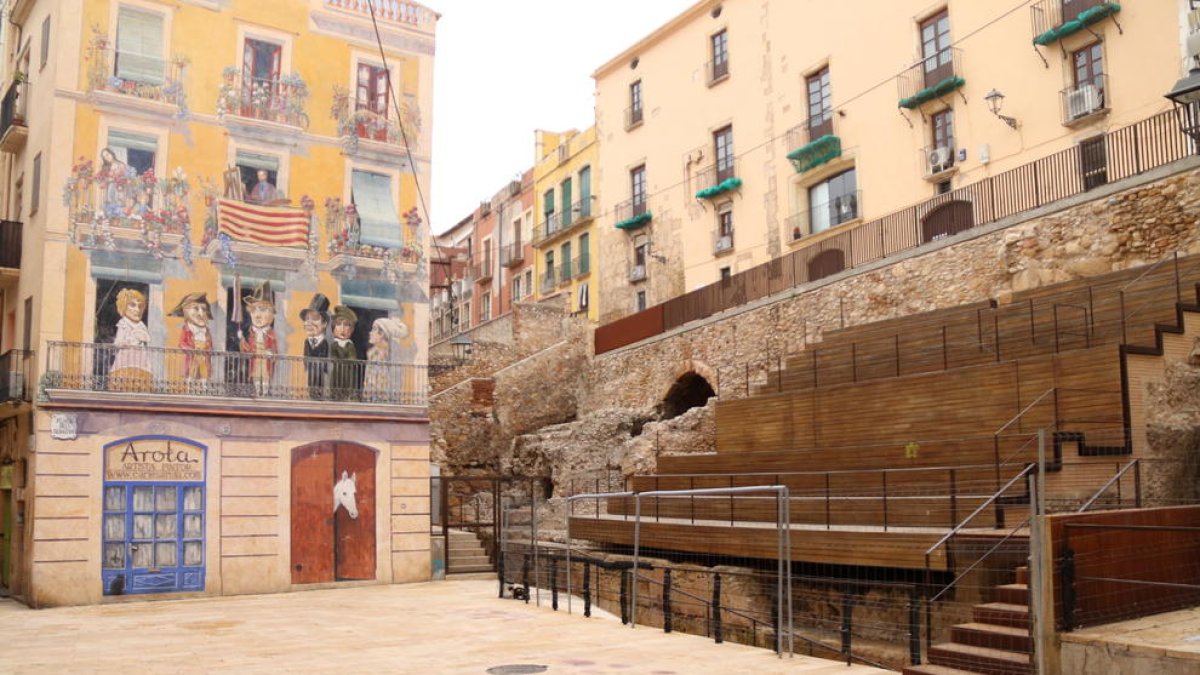 Imatge de la plaça Sedassos de Tarragona i les escales de fusta que s'han construït al circ romà.