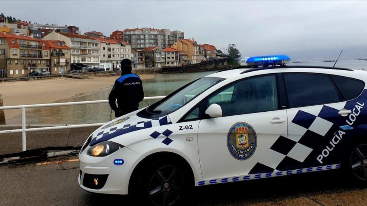 La Policia Local de Poio en el puerto de Raxó.