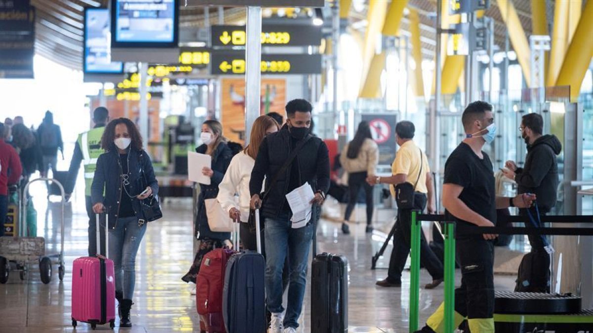 Pasajeros en el aeropuerto Madrid- Barajas Adolfo Suárez.
