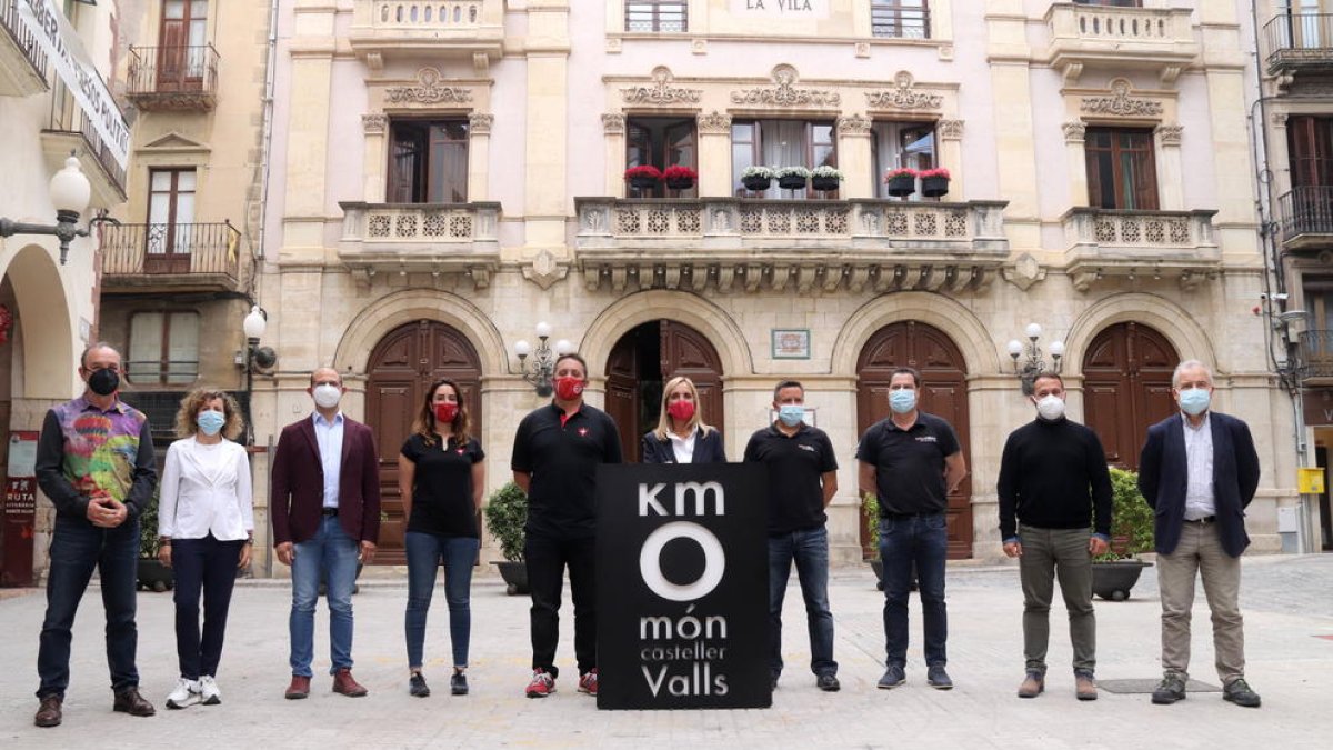 Els impulsors de la represa castellera a Valls, a la plaça del Blat.