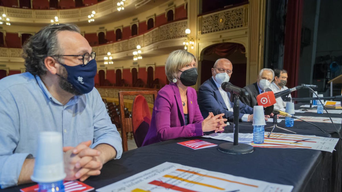 Imagen de los impulsores del proyecto educativo 'Ningún niño sin Fortuny' en el Teatro Fortuny de Reus.