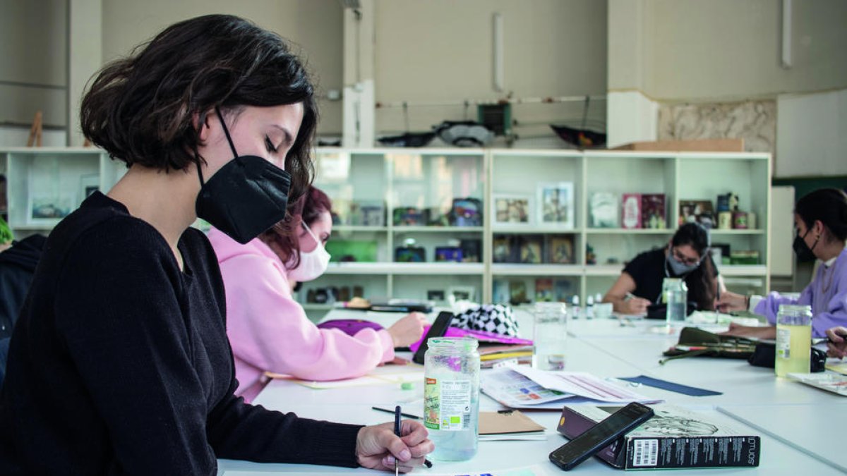 Imatge d'una alumna en una classe d'Il·lustració.