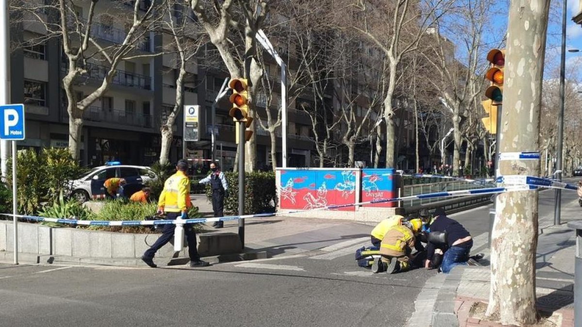 Els sanitaris del SEM atendiendo a un herido.