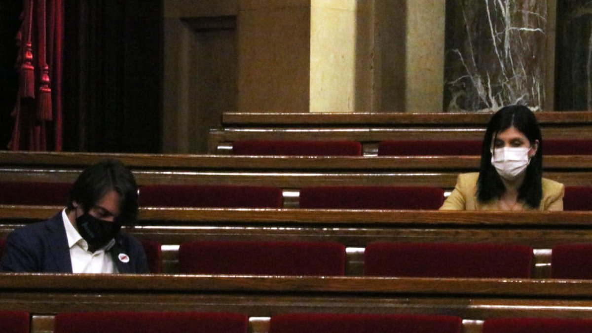 Francesc de Dalmases (JxCat) i Marta Vilalta (ERC), en la sessió de la Diputació Permanent del Parlament del 24 de febrer.