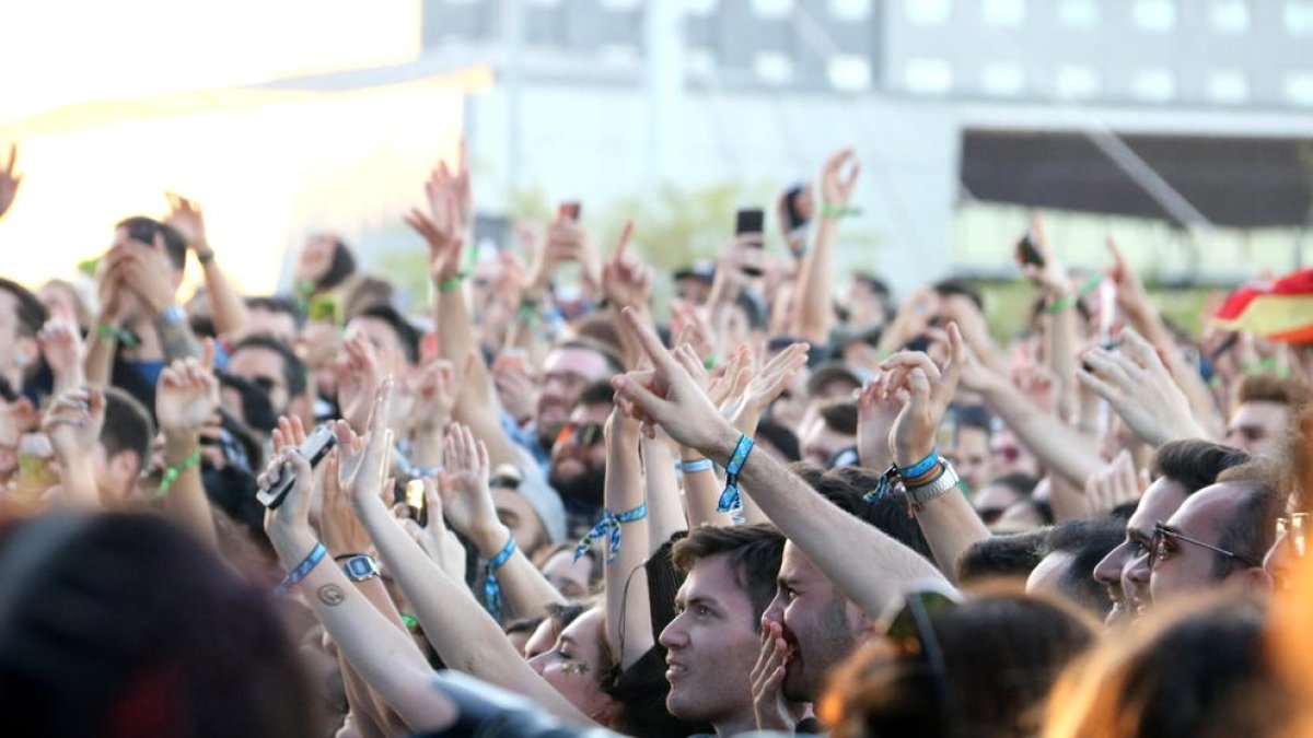 Público levantando las manos durante uno de los conciertos del Primavera Sound 2019.