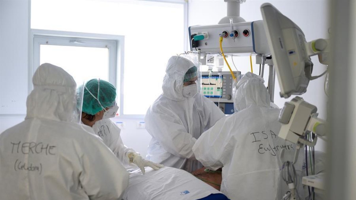 Personal sanitario de un hospital atiende a enfermos con coronavirus.