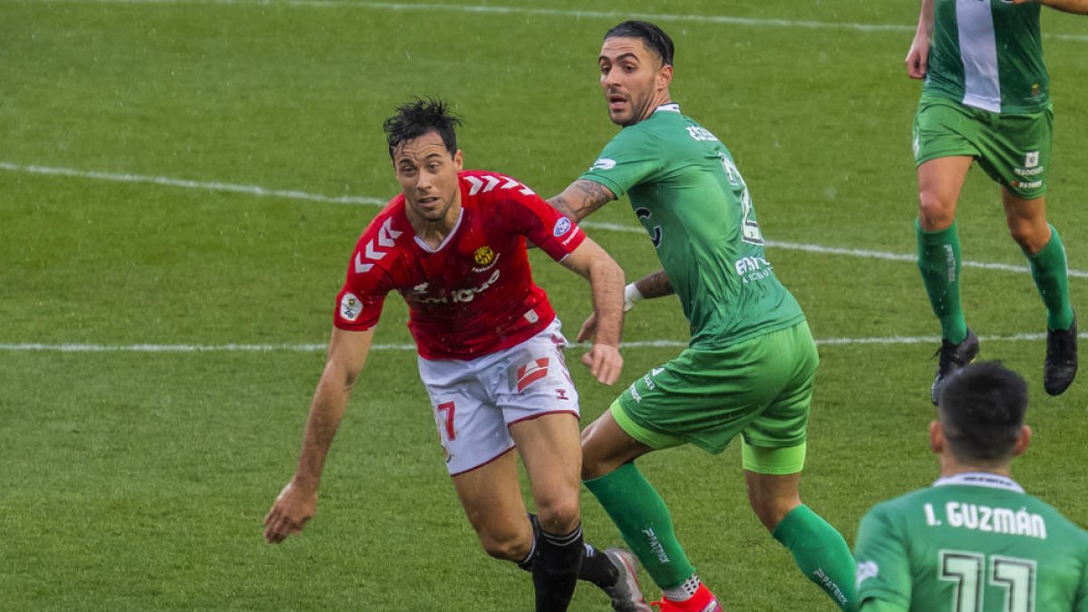 Pedro Martín, durante una acción del Nàstic-Cornellà de esta temporada.