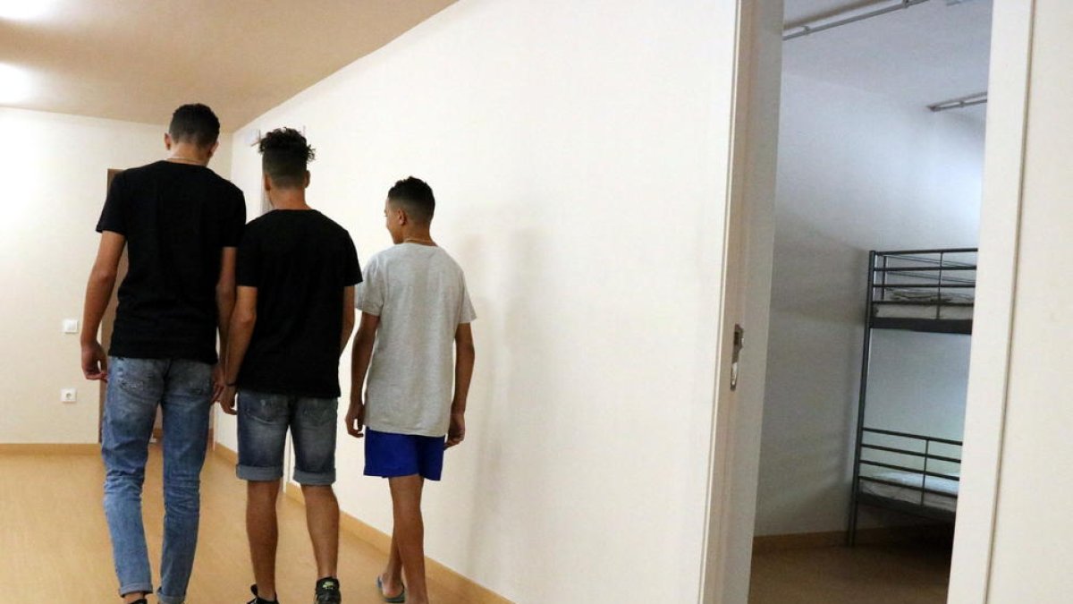 Tres menors migrants en un centre d'acollida de Badalona.