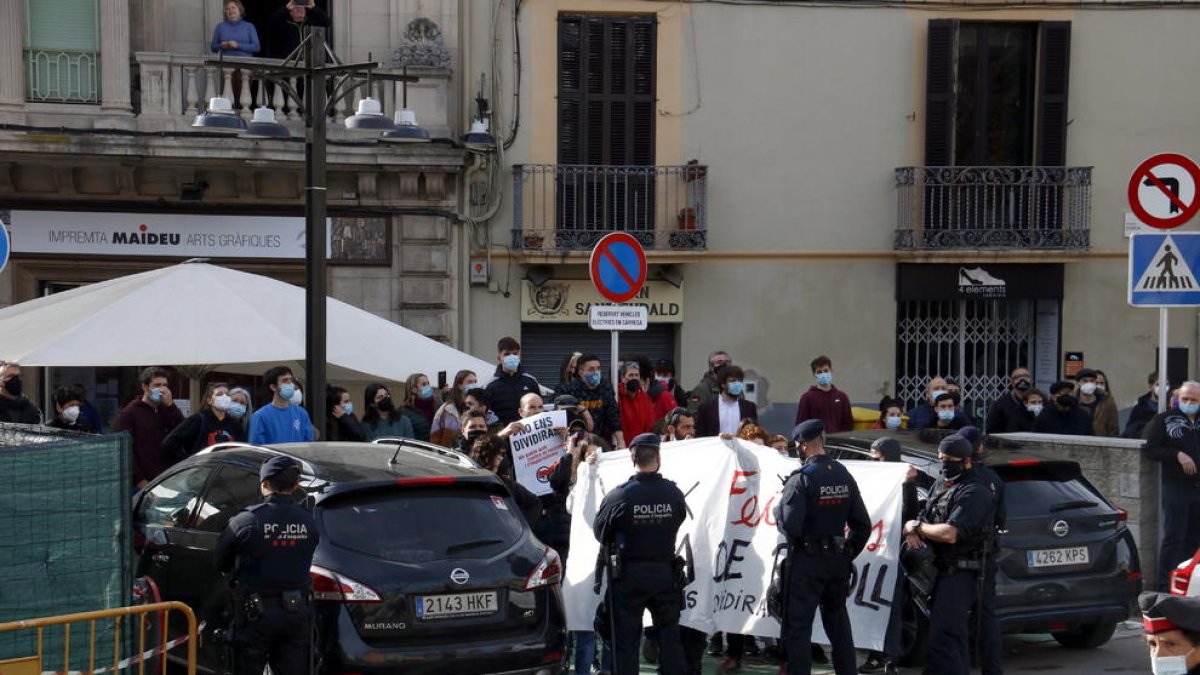 Antifascistas, gritando contra la comitiva de Vox que está en la plaza del Ayuntamiento y al cual los Mossos no los dejan acceder.