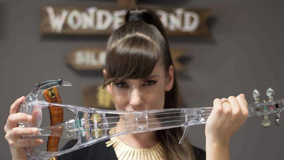 Astrid Torrente con su instrumento: el violín transparente.