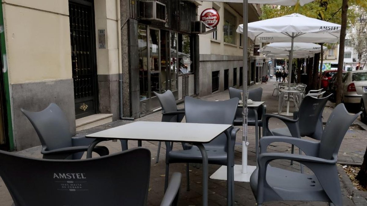 Madrid ampliarà de quatre a sis el nombre màxim de persones a les taules dels restaurants.