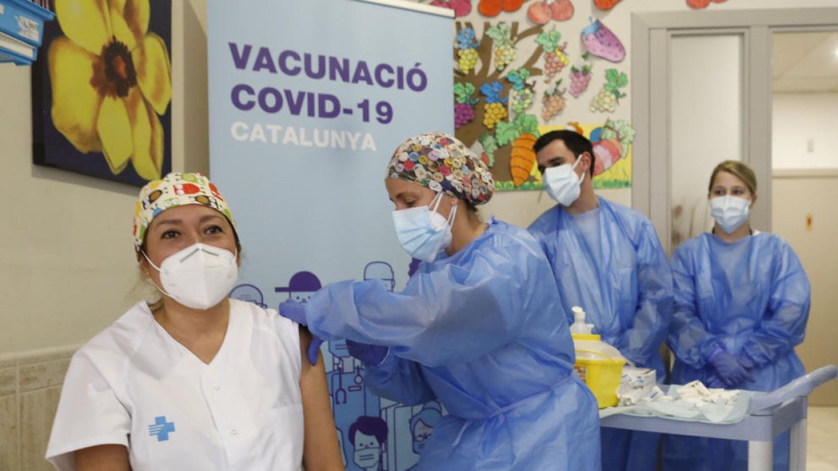 Una sanitaria recibiendo la vacuna contra la covid-19.