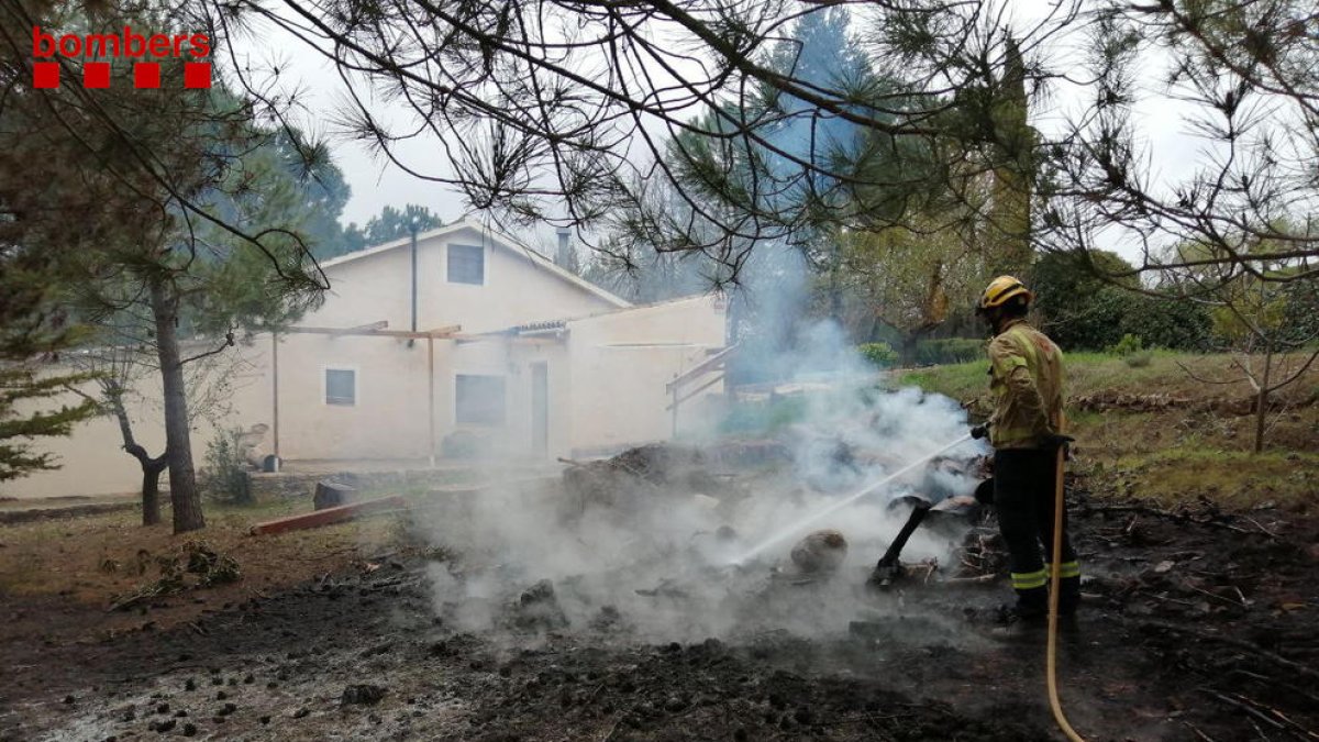 Imagen de Bomberos actuando en el lugar de las llamas.