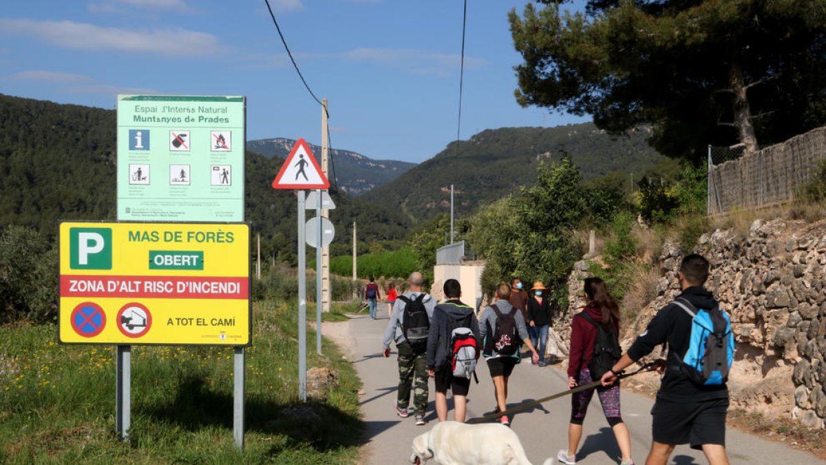 Un grup d'excursionistes caminant al començament de la ruta per la Vall del riu Glorieta a Alcover