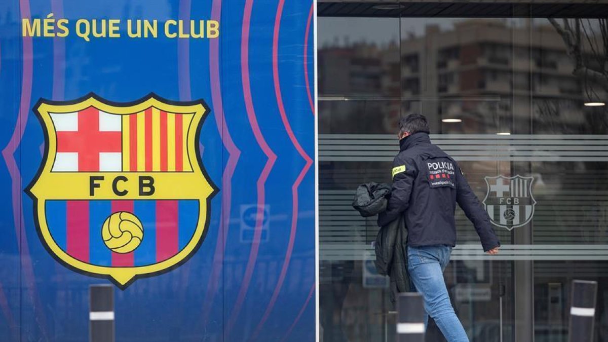 Un agente de los Mossos d'Esquadra entrando en las oficinas del FC Barcelona este lunes.