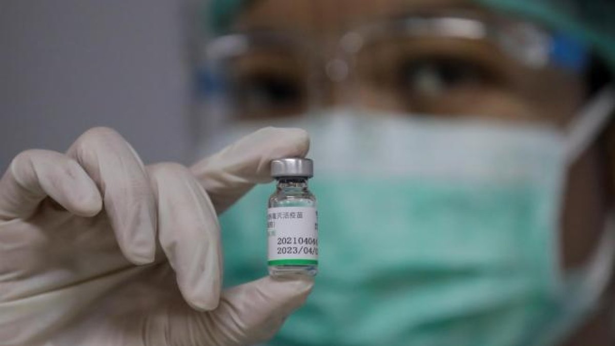 Una sanitaria sostiene un vial de una vacuna china contra la Covid en Tailandia.